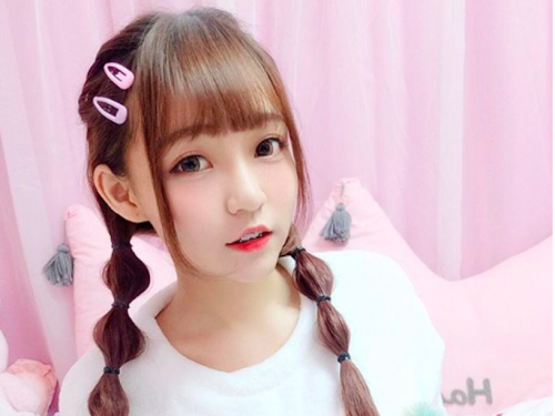 直播主「襄姬寶」穿上夢幻睡衣，「超萌嘟嘴」絕佳身材太吸睛了！
