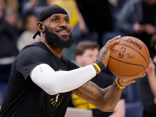 NBA》LeBron James左腳穿護具！Redick談傷情　湖人全隊觀看勇士附加賽