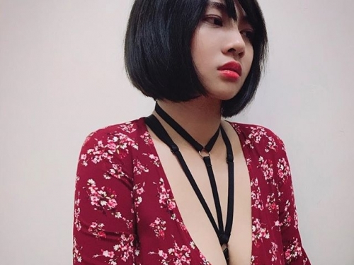 超狂海溝乳夾內衣肩帶！童顏巨乳正妹身材太狂，渾圓巨乳大到讓人無法呼吸.....