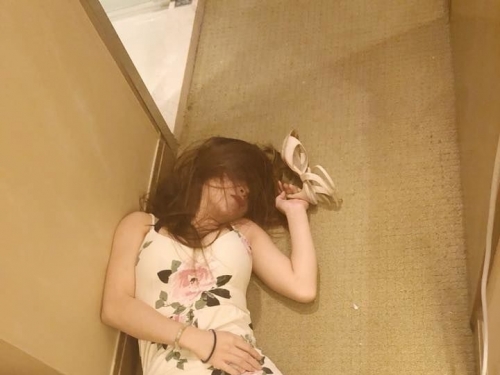 電梯撿屍「爆乳電梯妹」身材兇　他拖到床前天人交戰：該報警嗎