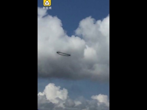 大連天空驚見「神秘巨型黑色煙圈」　網友說這一幕好眼熟
