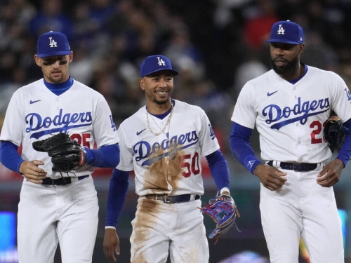 MLB》外野金手套的貝茲可能將首度守游擊 道奇教頭說明原因