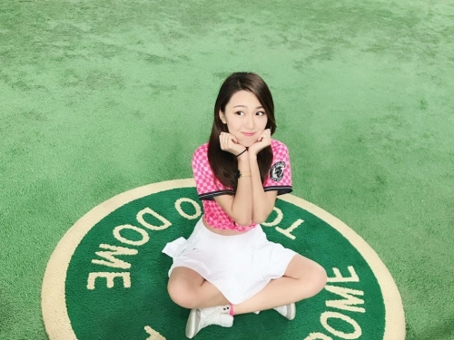 資訊展又見人氣正妹！甜美鄰家女孩SG「大露蜂腰」．笑容清甜身材也好養眼！