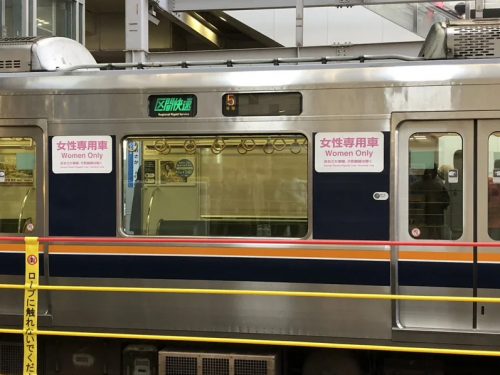 列車上最危險位置！電車怪人霸佔車廂連接處 日網轟：真的會死人