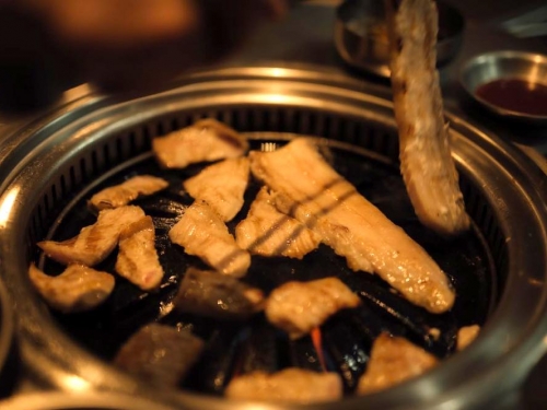 一秒到電影場景！「新村站著吃 X The Public House」推出《金牌特務》主題調酒、燒肉遊戲！