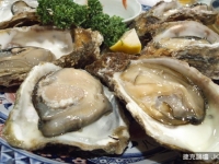 給牡蠣兩小時，髒兮兮的水變好清澈！