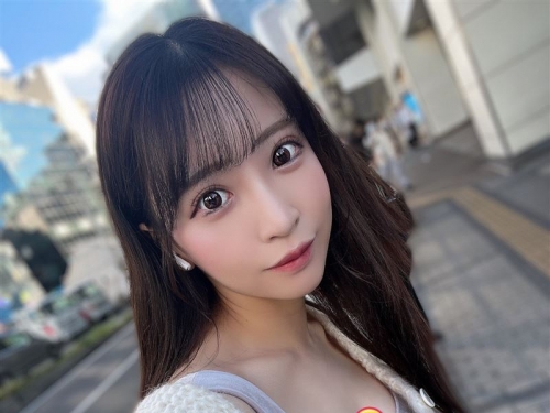 「頂流美少女」穿上兄弟球衣自拍　搭配台灣啤酒+愛心...爪迷全嗨翻！