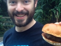 英國人搞怪創新！　將漢堡薯條發射升空促銷