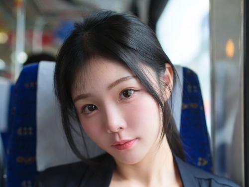 It's common sense to show your chest on the bus.