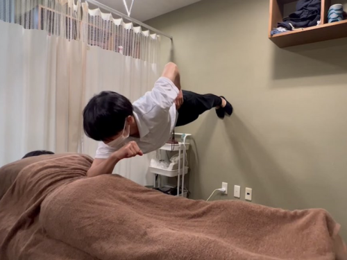 一張師傅整骨照引30萬人驚呼 同行認證：最強大招