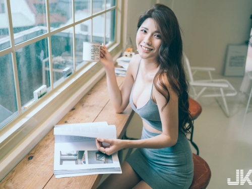 咖啡廳裡的美乳長腿女神「Joanna沐沐」，看書時的北半球讓人臉紅！