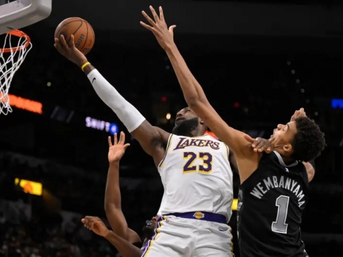 NBA》LeBron生涯首度連4戰大三元！AD砍40分　湖人120：115勝馬刺