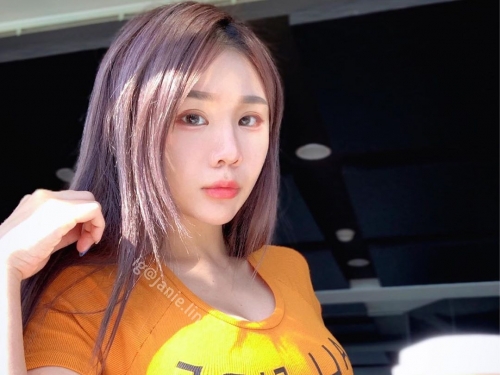 學姐太胸！昂首闊步武陵校友「Janie泥泥」快把制服撐破　扣子已經緊繃