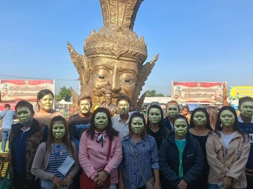 泰國佛寺信徒「臉上貼金」照爆紅！ 廟方曬戰績：今年已5人中頭獎