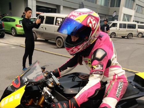 這視角狂！網瘋傳「爆乳360度騎車」乳量太兇猛！超邪惡「震奶騎車」畫面無極限…