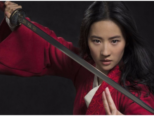配合中國觀眾！《花木蘭》導演刪除男女主角親吻片段　原因全是高層認定「不符民情」！