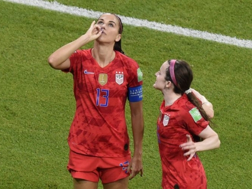 女足世界盃》美國勝英格蘭五度晉決賽 摩根慶祝動作引爭議