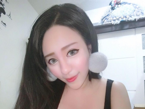 海邊出現巨大長輩！「豪乳正妹」奶浪逆襲，邪惡身材讓人看暈了！