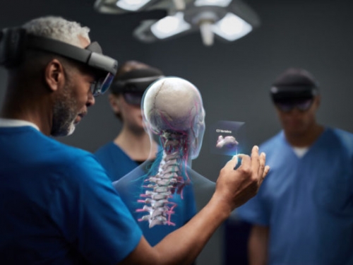 研究人員指 AR 眼鏡技術不足，成手術應用障礙