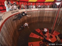 全英膽子最大　一家子表演死亡之牆飛車走壁