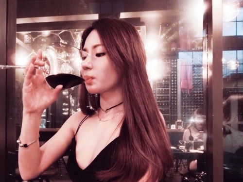 好猛！清新巨乳妹「躺床倒奶」露白嫩大乳球　兩顆ㄋㄟㄋㄟ飽滿又渾圓！
