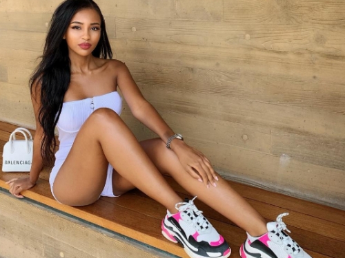 極品黑肉！妹子「性感小蠻腰」成亮點　比基尼下「火辣胴體」超對味