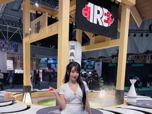 白嫩正妹「玲奈Lena」颱風天超市囤貨！低胸小可愛「爆出渾圓雙峰」！