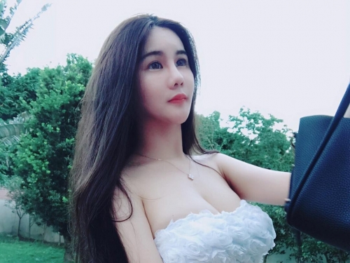 超猛「重量級正妹」乳量猖狂，緊身裙貼身到褲褲都外露了！身材只有逆天！