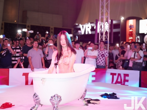 受不了！泡泡浴女郎「SM情慾寫真」尺度好露骨！直播「超猛舌技」畫面逼死人...