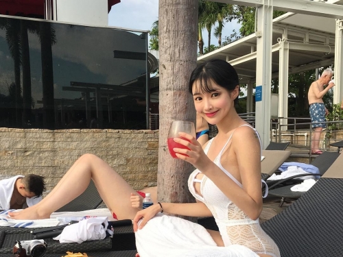 超反差！甜心小模外表氣質優雅，上圍「胸起來」要人命！