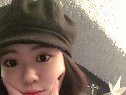 笑容超清甜「美乳空姐」！出國曬「深V事業線」，白皙嫩乳超飽滿！