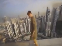 他離死亡只有1釐米的距離！瘋狂的技能展示，讓人膽戰心驚！