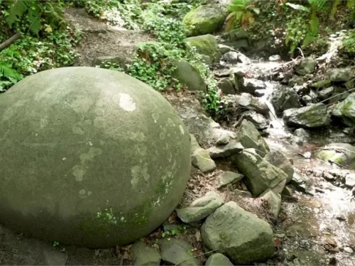 鬼斧神工！ 波赫中部「21顆神秘巨石」湧遊客