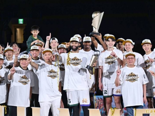 T1冠軍賽》「表弟」卡森斯助雲豹奪隊史首冠 拿總冠軍賽MVP