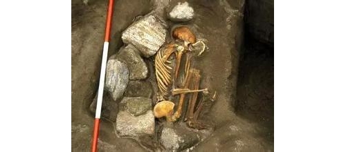 考古學家在巴顏喀拉山發現洞穴，裡面發現杜立巴族人外星文明遺蹟