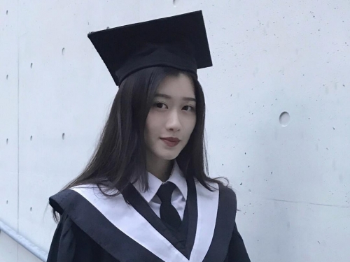 逆天長腿妹纖細身材卻有「飽滿美乳」與「渾圓翹臀」！這背影實在太殺...