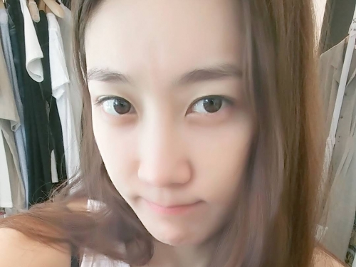 「隱乳正妹」不容小覷！閨蜜私照大秀「逆天長腿」養眼畫面讓人又驚又喜！