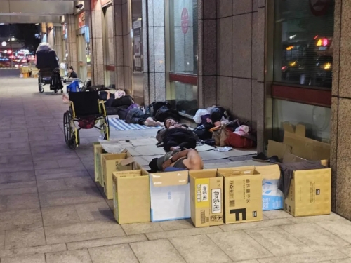 北車無家者DIY秘密基地曝！女街友好吃懶做「賣身賺錢」