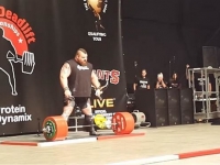 大力士硬舉500公斤破紀錄，當場爆血管險出人命…