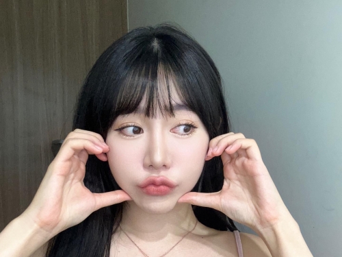 正妹占卜師「白白Naomi」俏皮又可愛，挺E罩杯雪乳開放告白！