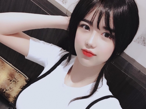 重量級導彈發威！正妹彎腰深V「完美乍現」猛照不斷，網嘆：擔心她重心不穩…