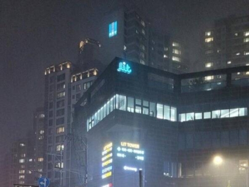 首爾暴雨成災 西裝男受困車頂成推特迷因