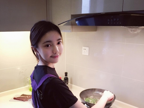 甜美女孩「Enru Lin」氣質出眾讓人戀愛　換上比基尼秀出隱藏好身材！