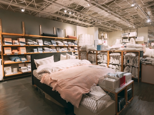 男試床墊一躺就睡著 店員幫關燈蓋被 醒來秒掏8.5萬