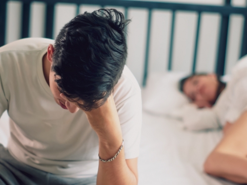睡夢中被夜襲！他下秒「出腳踹人」女友超委屈 網驚：還好沒合嘴
