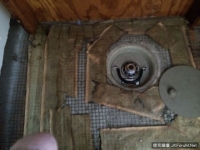 發現衣櫃底空空的，撬開後…