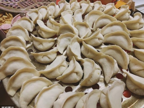 老鼠偷餃子藏在炕洞裡，自下而上一圈圈排列整齊，砌成一座“餃子塔”