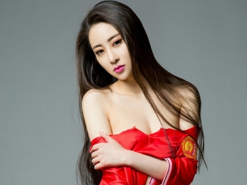我要射....門了！不穿內衣踢足球，制服底下的巨乳這樣晃動根本逼我直接射門啊！