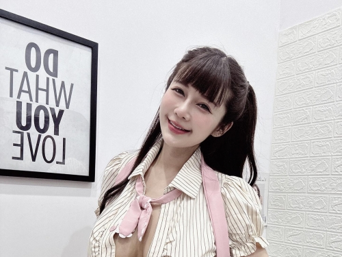 巨乳甜心「安希」胸前釦子爆開！豐滿F cup雙球直接彈出