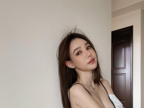 酒窩甜姐兒「Biercty」彎腰展現巨美胸　寬鬆領口洩春光
